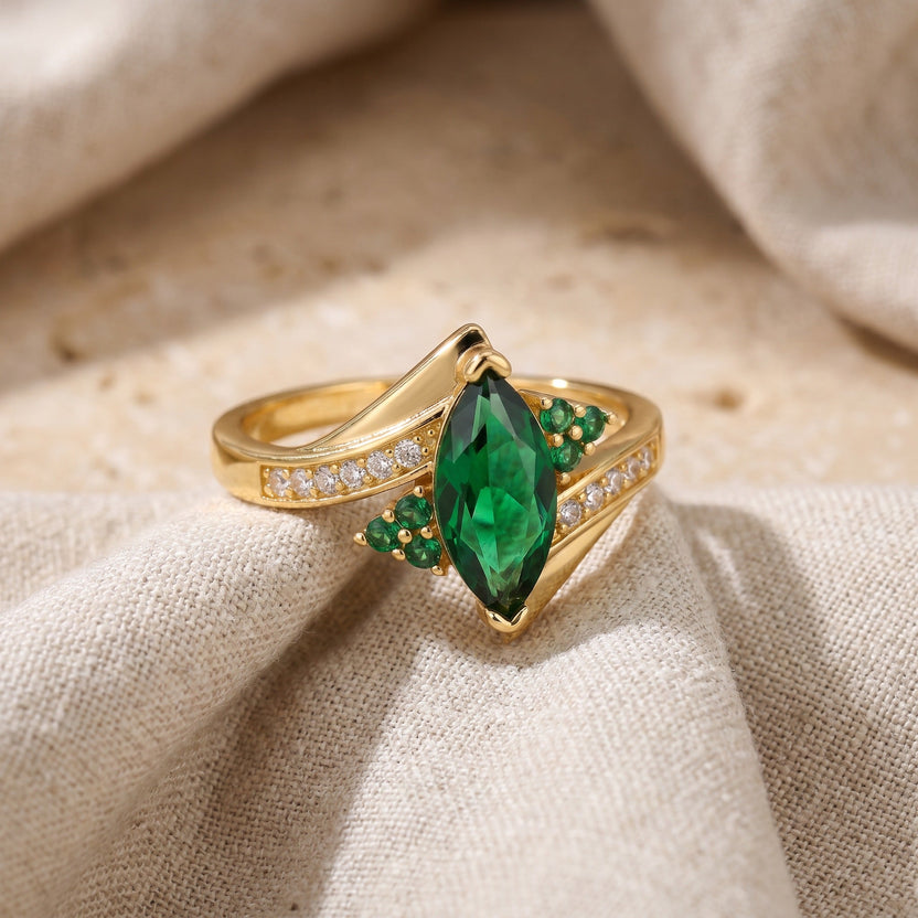 Anillo Emerald Sovereign con escudo