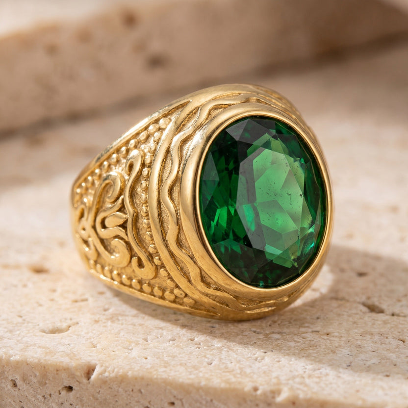 Anillo dorado de esmeralda estilo Windsor