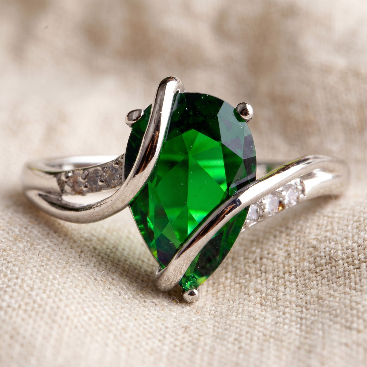 Anillo Bloom de plata de ley con esmeralda