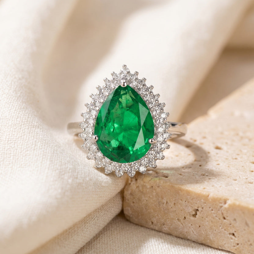 Anillo de esmeralda de talla ovalada refinada