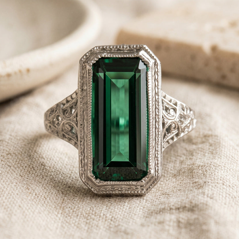 Anillo majestuoso de plata con esmeralda