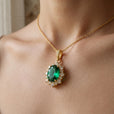 Collar con colgante de silueta esmeralda