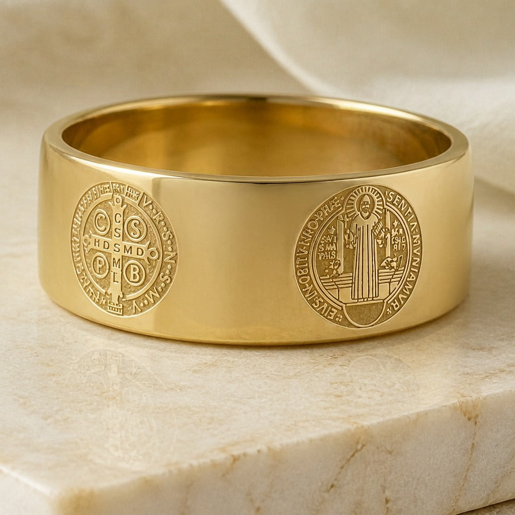 Anillo de banda con cruz esculpida