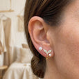 Ear cuff de perla con cola de ballena – imagen 2
