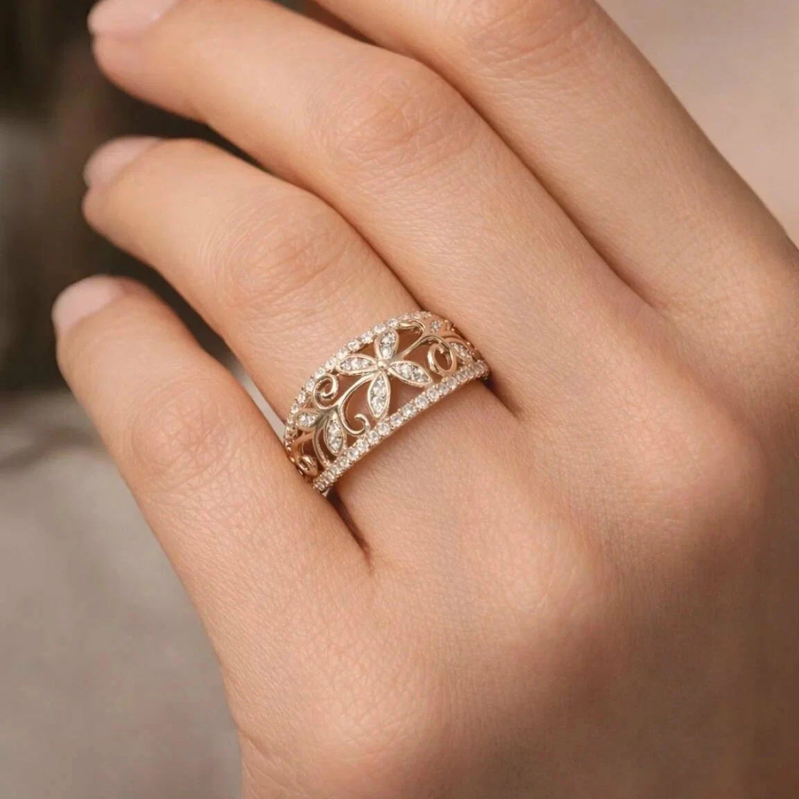 Anillo vintage de perlas con filigrana floral – imagen 3