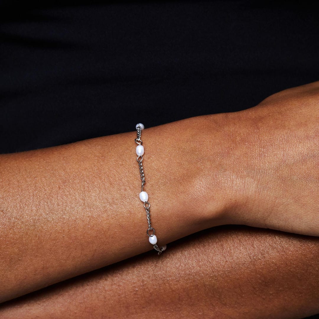 Pulsera dorada de perlas Armonía — Carmen, Lucía & Rocío