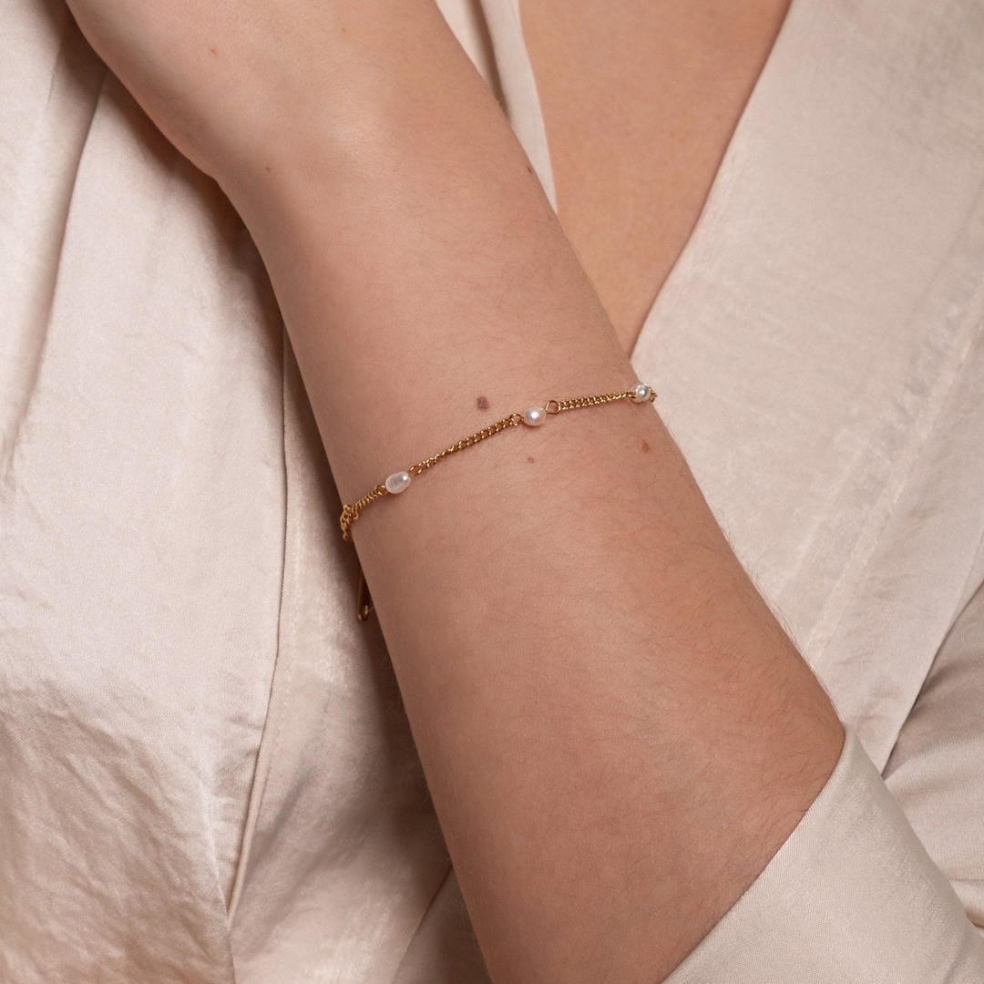 Pulsera dorada de perlas Armonía — Carmen, Lucía & Rocío