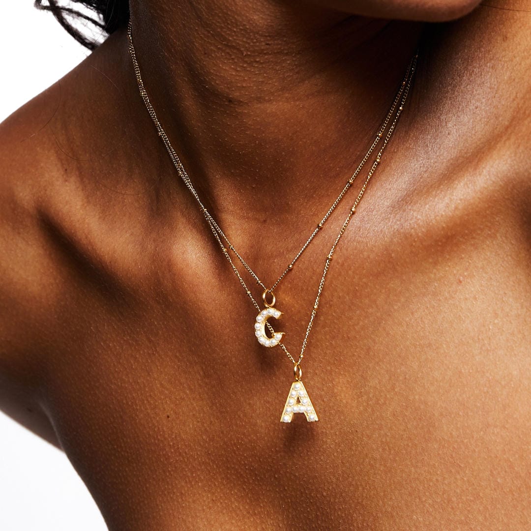 Collar con colgante inicial de perla – imagen 2