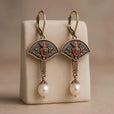 Pendientes retro con cristal rojo y perlas – imagen 2