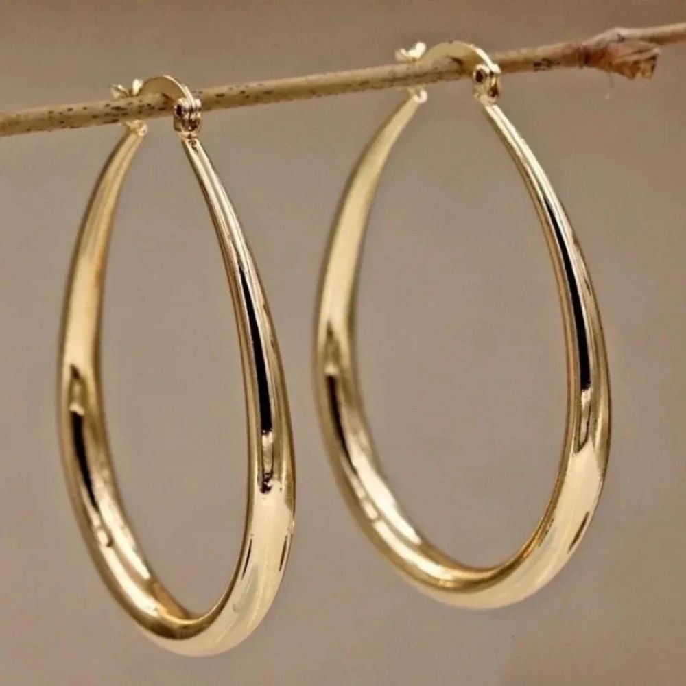 Pendientes de aro dorados elevados
