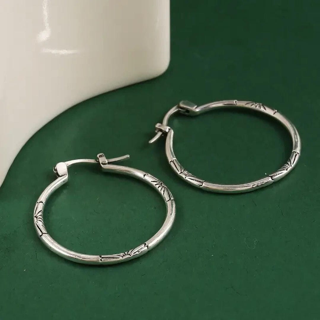 Pendientes de aro plateados atemporales