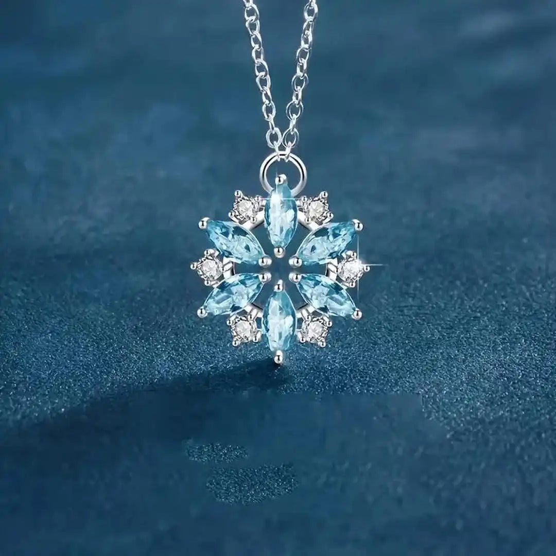 Collar con colgante de flor de copo de nieve azul en oro blanco – imagen 2