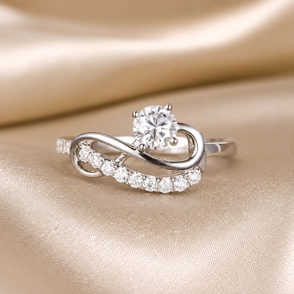 Anillo infinito de oro blanco con moissanita