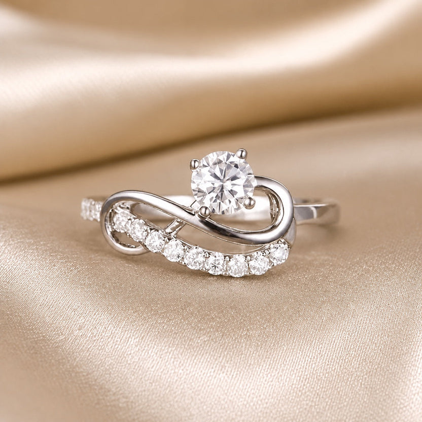 Anillo infinito de oro blanco con moissanita