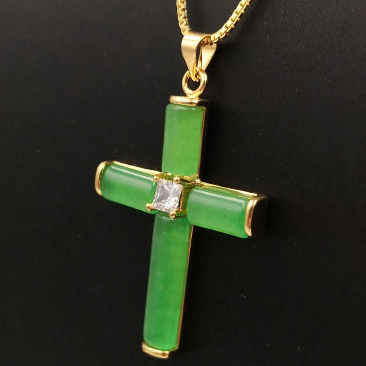 Collar de jade y circonita con cruz