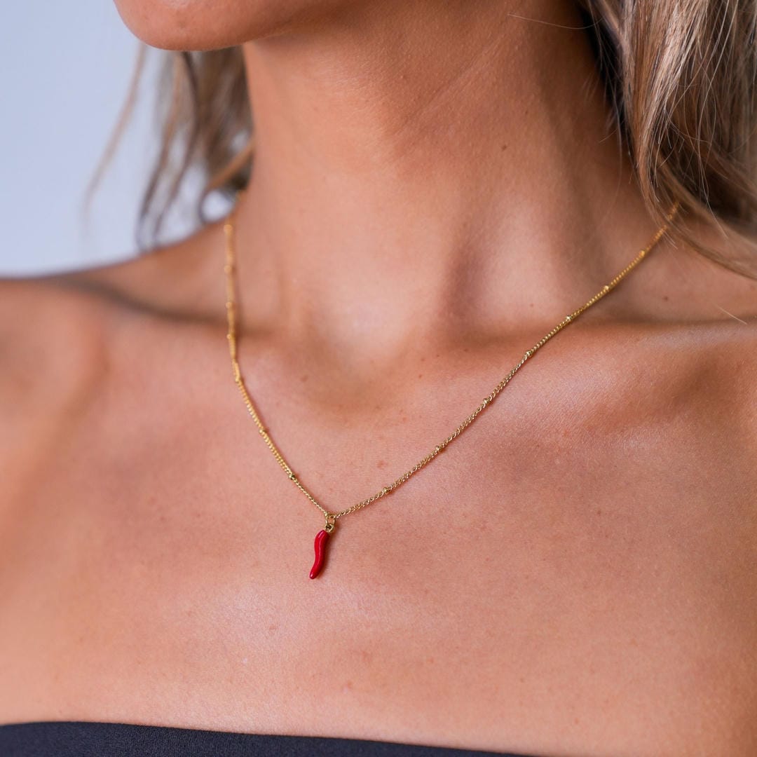 Collar con colgante de guindilla roja radiante – imagen 4