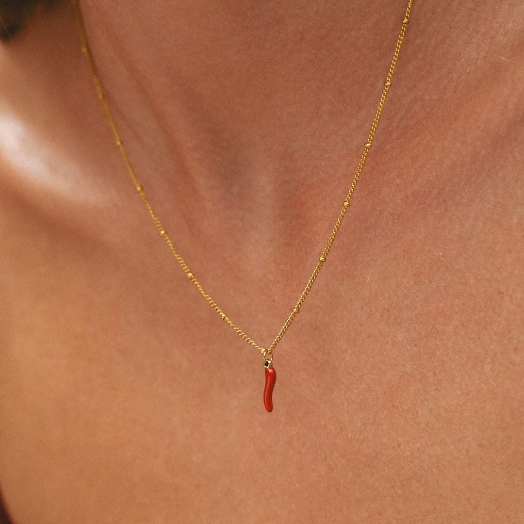 Collar con colgante de guindilla roja radiante