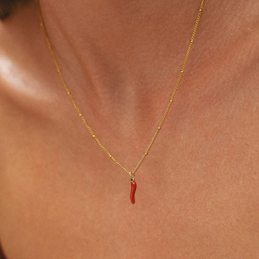 Collar con colgante de guindilla roja radiante