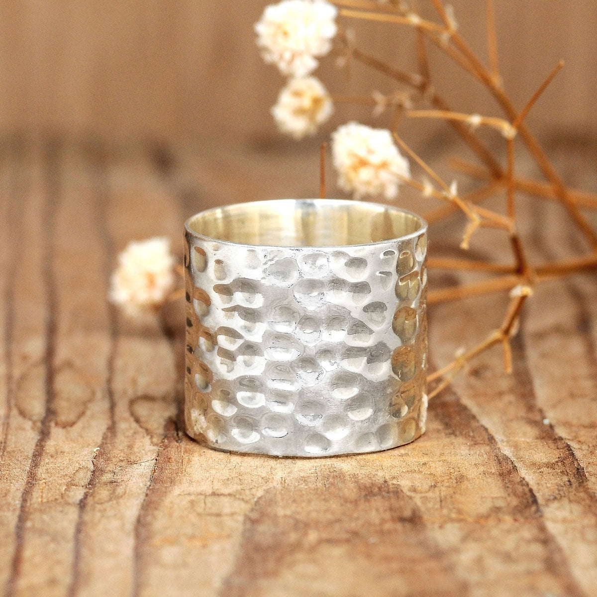 Anillo ancho martillado – imagen 3
