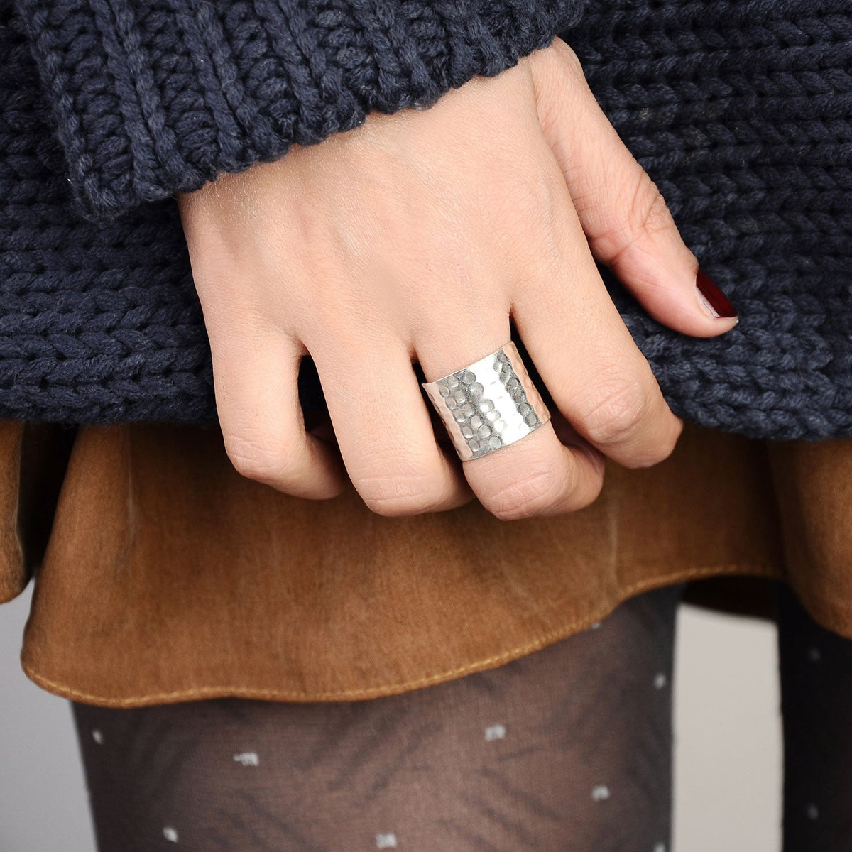 Anillo ancho martillado – imagen 2