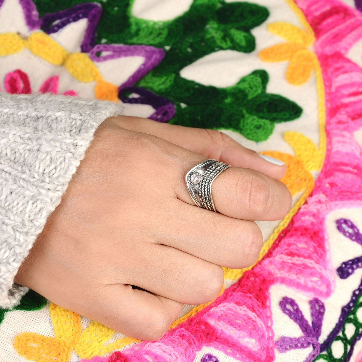 Anillo de plata en chevron con piedra lunar – imagen 3