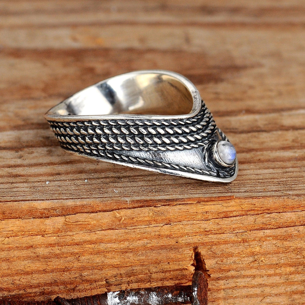 Anillo de plata en chevron con piedra lunar – imagen 2
