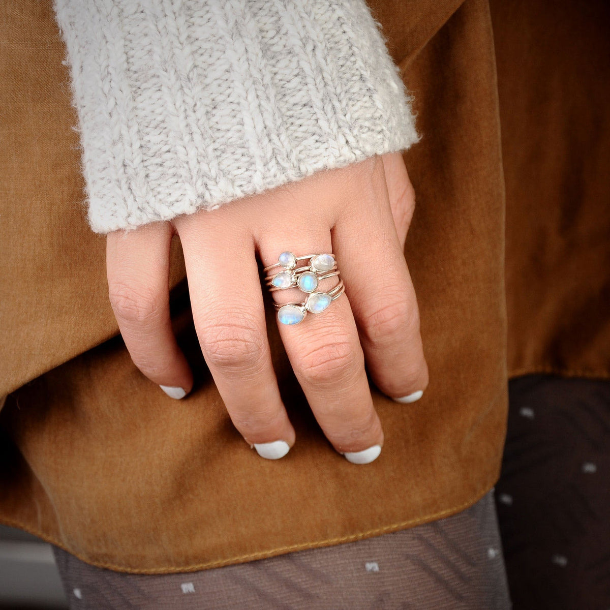 Anillo de plata apilable con piedra lunar – imagen 3