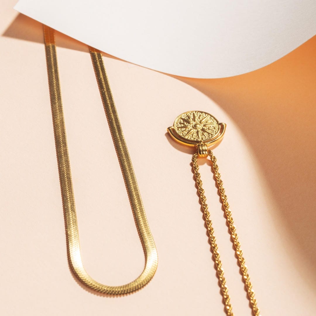 Set de collares en capas Resplandor dorado – imagen 4