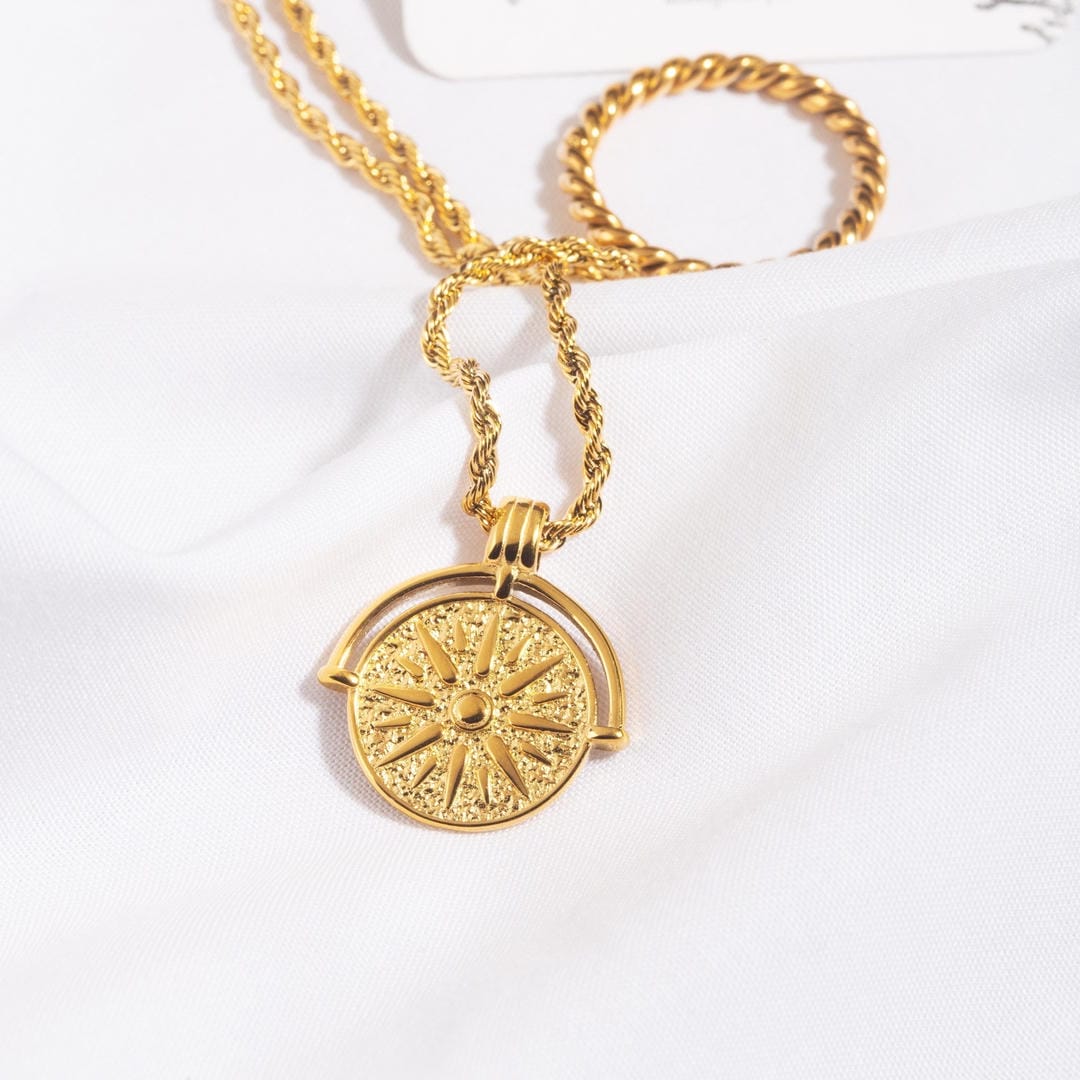 Collar con colgante de sol en plata o oro – imagen 8