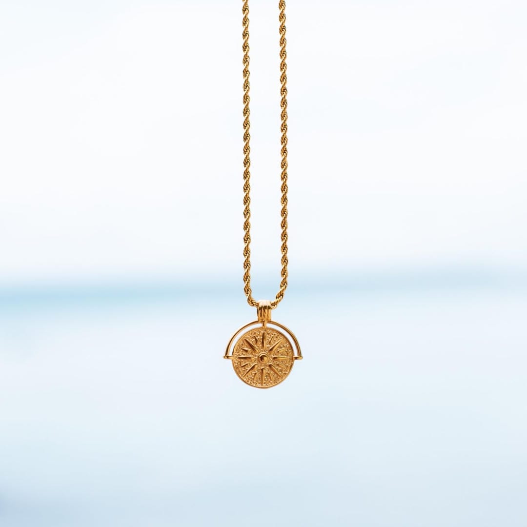 Collar con colgante de sol en plata o oro – imagen 7