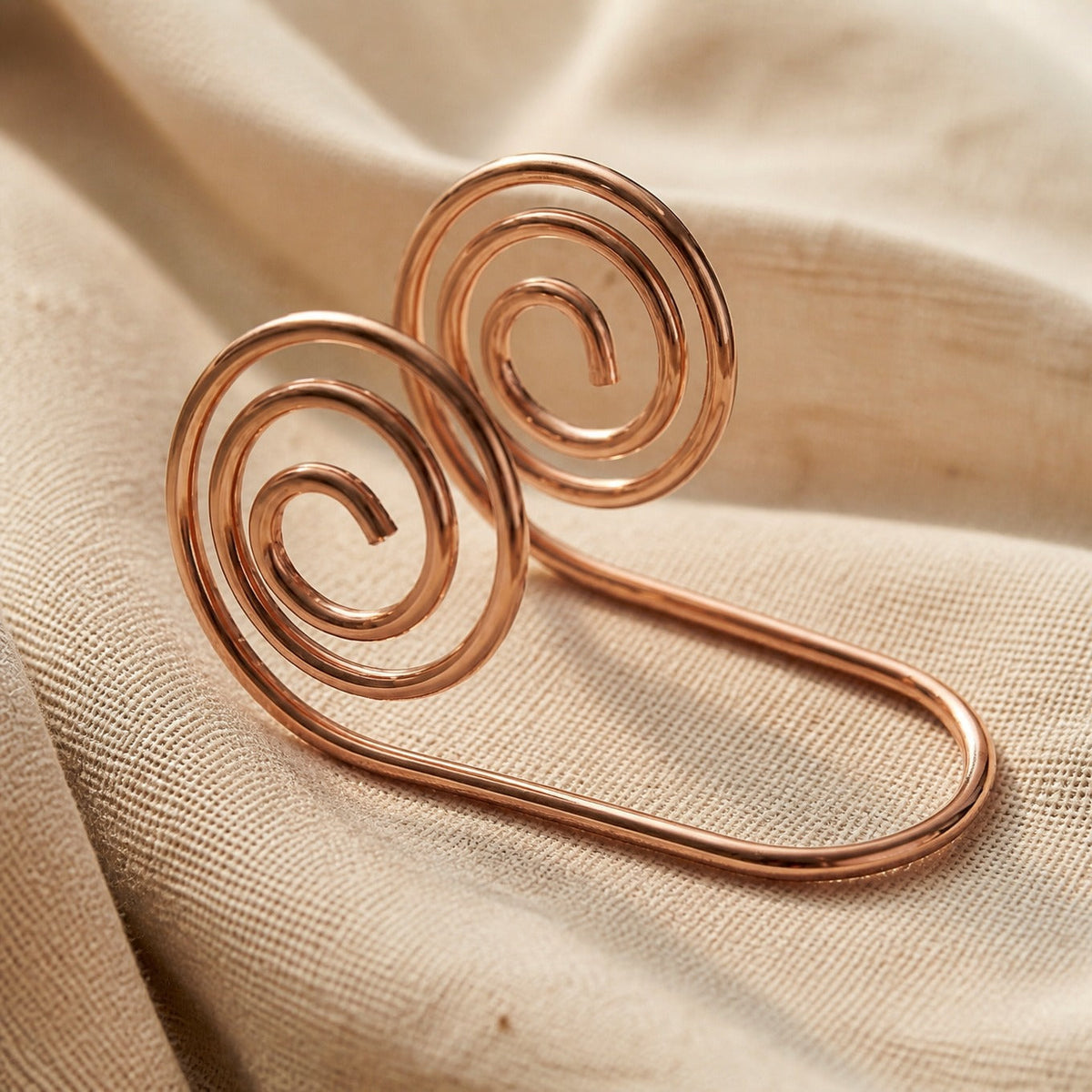Espiral de mano de cobre Fluir — Carmen, Lucía & Rocío