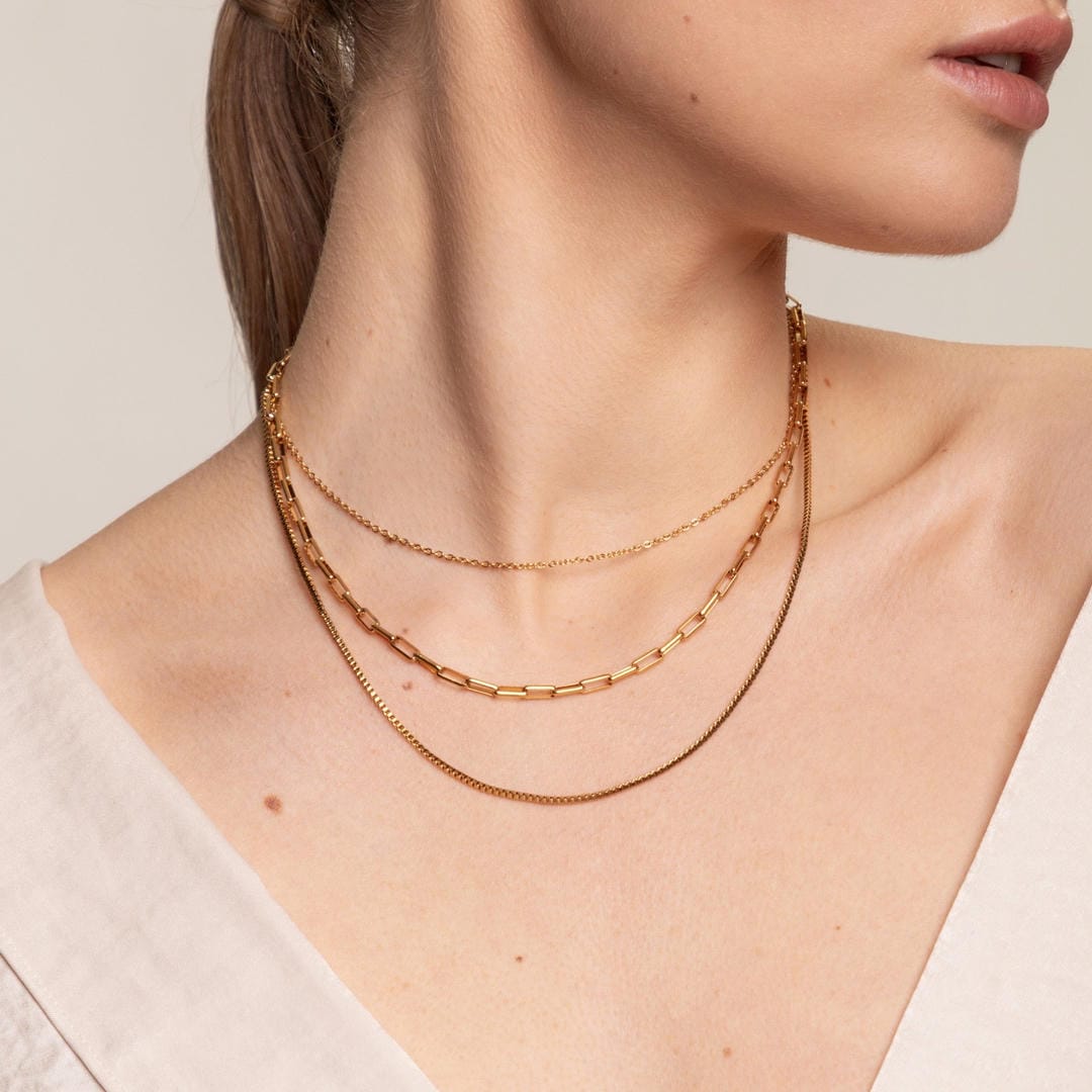 Collar dorado triple de uso diario – imagen 5