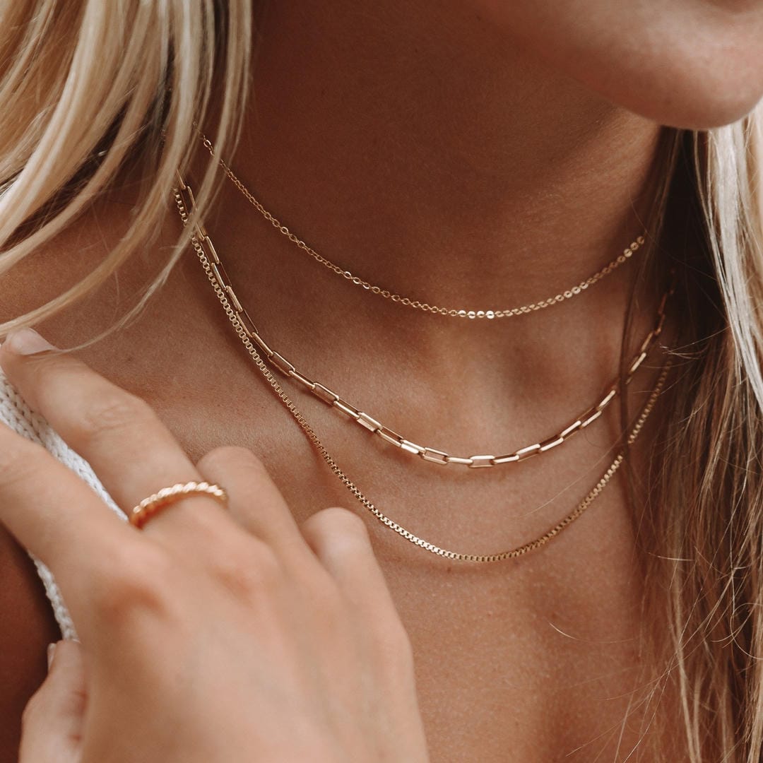 Collar dorado triple de uso diario – imagen 4