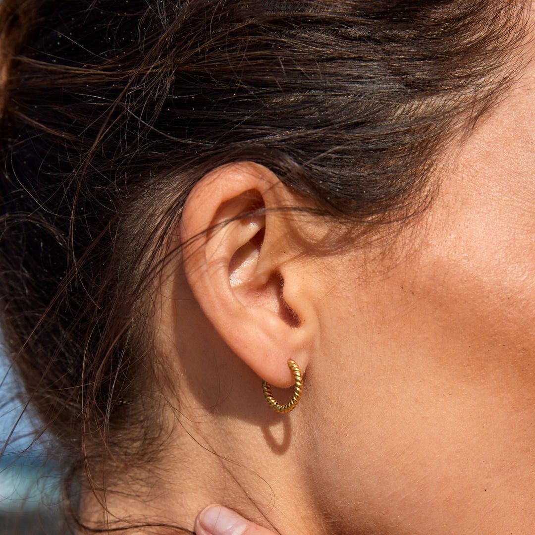 Pendientes de aro retorcidos en dorado – imagen 2