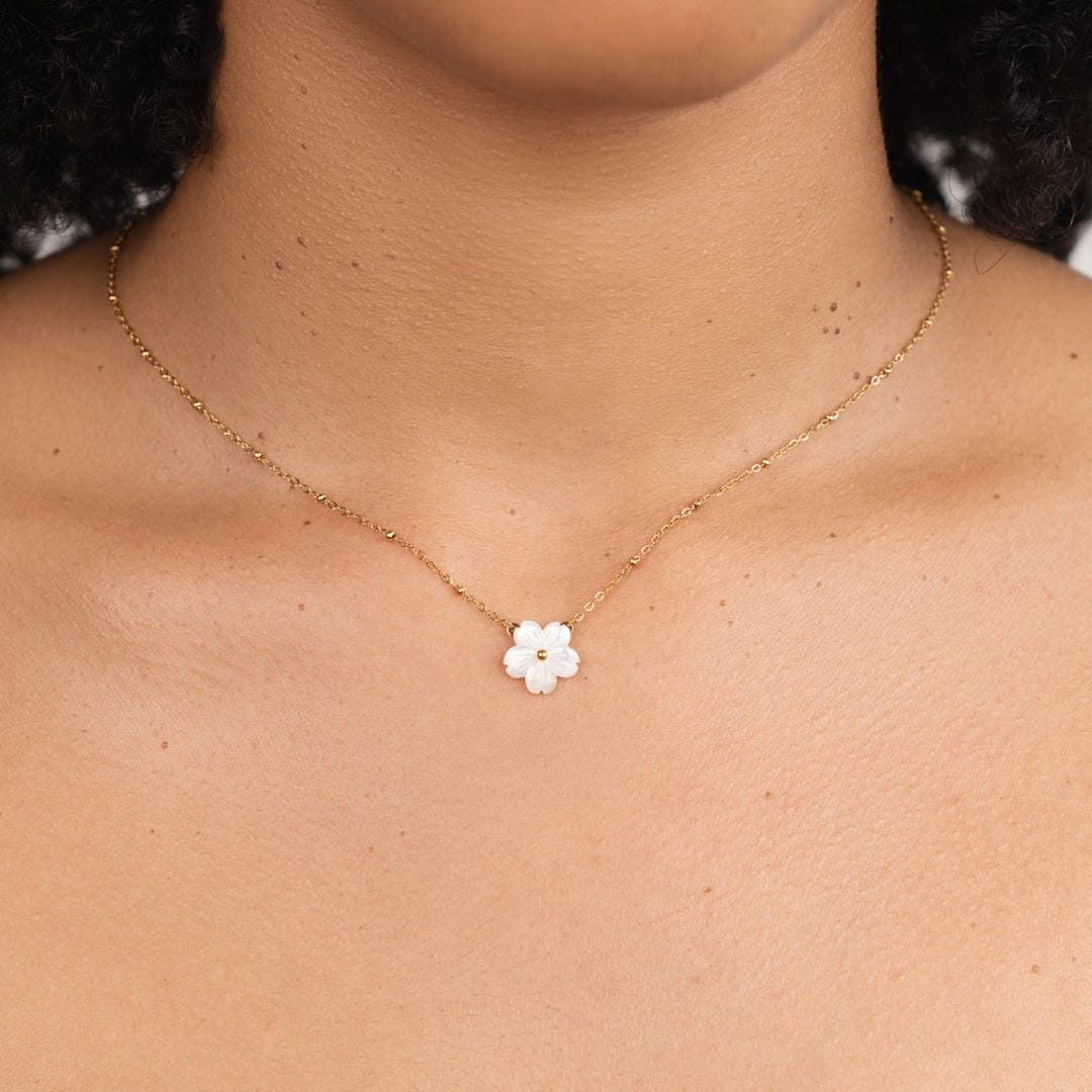 Collar con colgante de flor Flor de Grandeza — Carmen, Lucía & Rocío