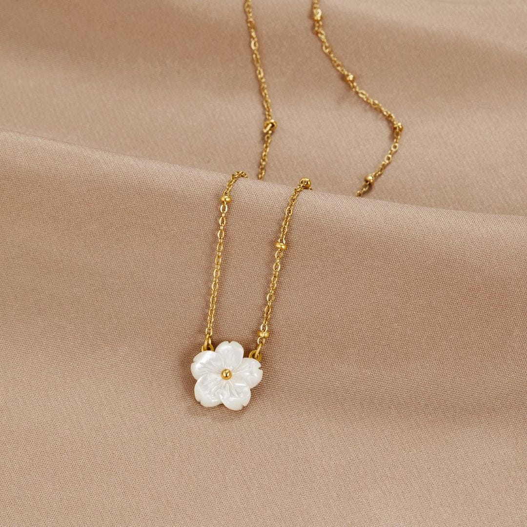Collar con colgante de flor Flor de Grandeza — Carmen, Lucía & Rocío