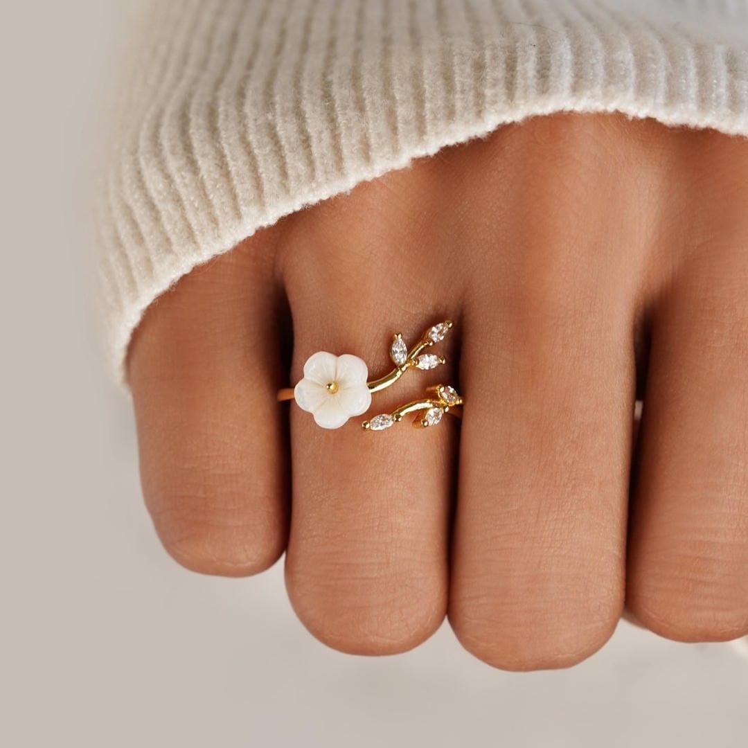 Anillo ajustable de flor blanca – imagen 2