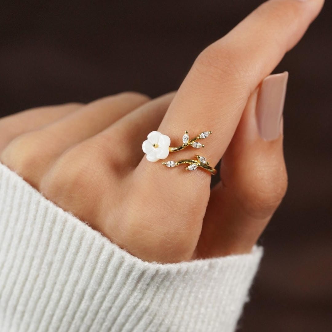 Anillo ajustable de flor blanca – imagen 5