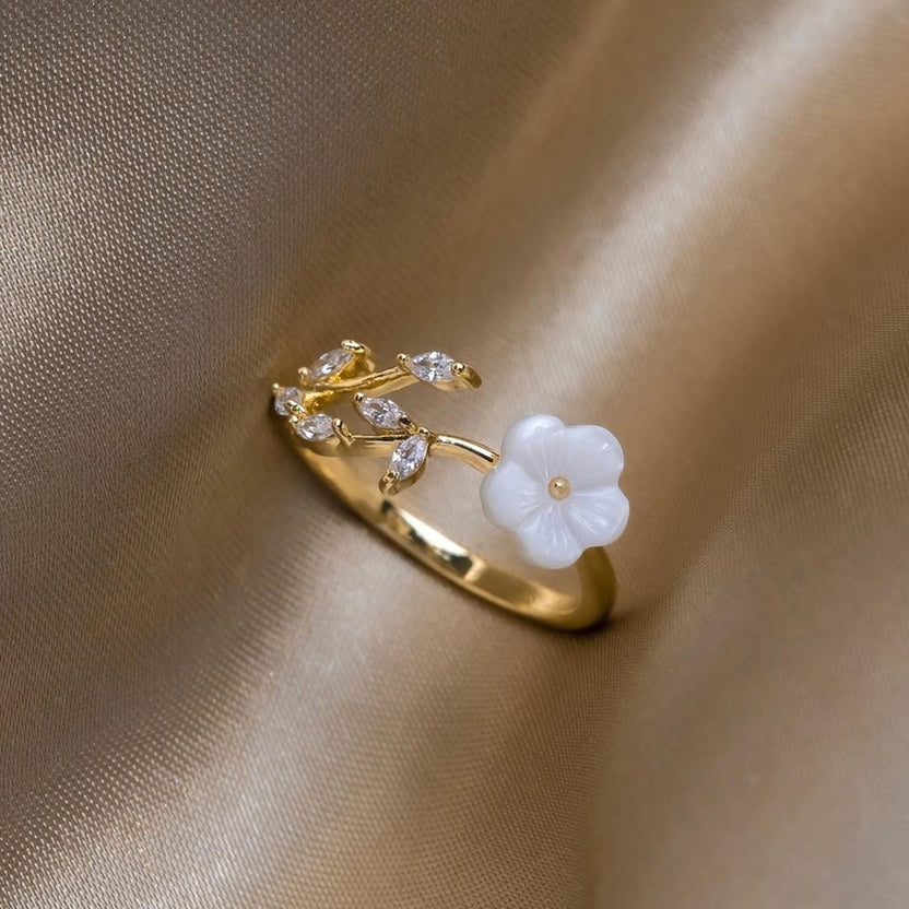 Anillo ajustable de flor blanca