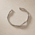 Pulsera escultural abierta minimalista – imagen 3