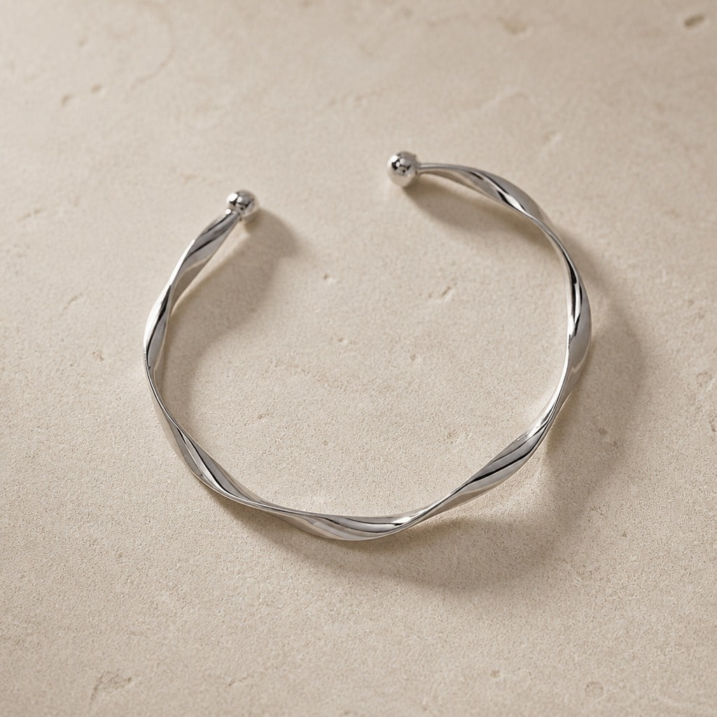 Pulsera escultural abierta minimalista – imagen 3