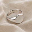 Anillo atemporal con cúpula protagonista – imagen 4