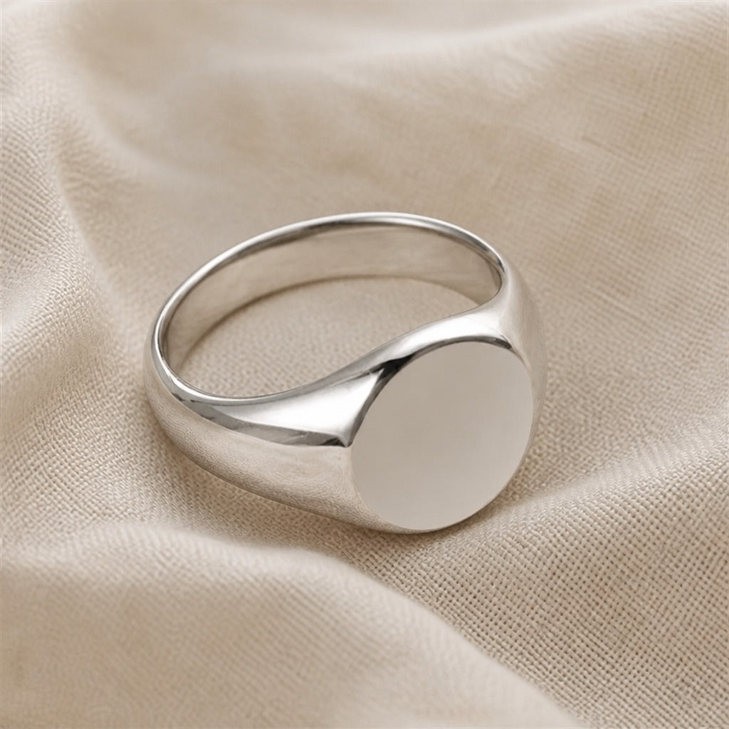 Anillo atemporal con cúpula protagonista – imagen 4