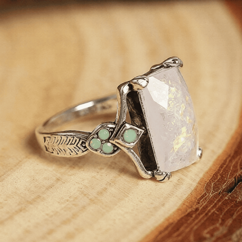Anillo de plata con ópalo blanco vintage